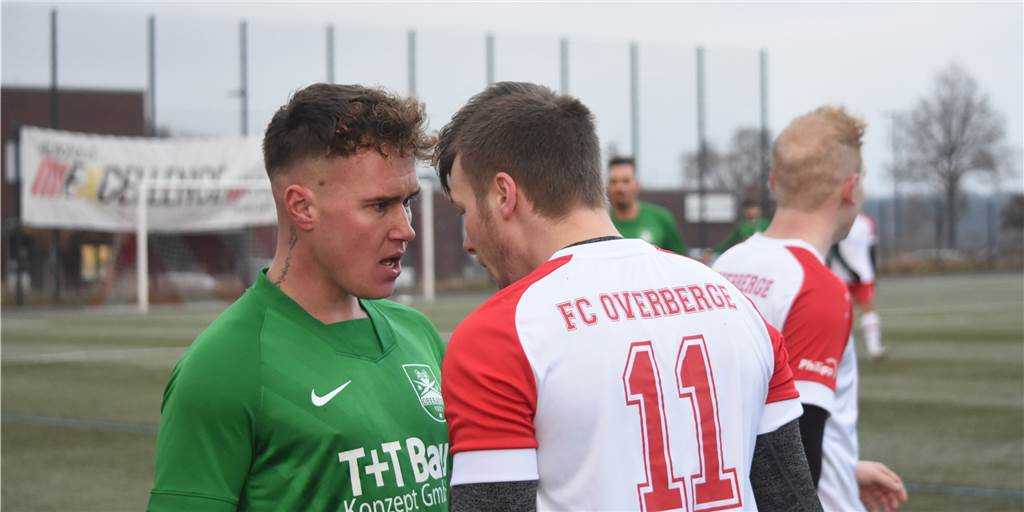 SuS Oberaden plant mit sechs Neuzugängen - und das spielerische Herzstück bleibt Marcel Erdmann (links) - hier im verbalen Austausch mit Overberges Kevin Beck - verlässt den SuS Oberaden am Saisonende in Richtung TuS Rahm.