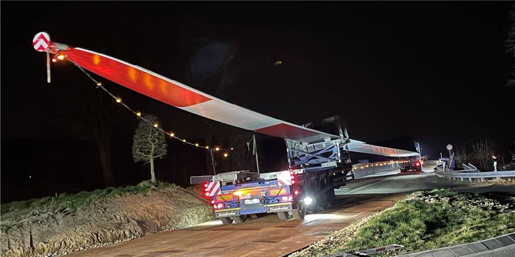 Mit Video: 80-Meter-Lkw transportiert Windrad-Flügel im Schneckentempo durch Werne Transport eines Windrad-Flügels.