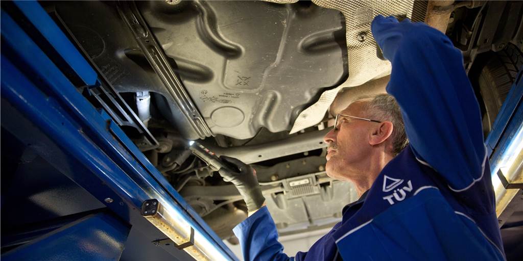 Geldsorgen: Ahauser Paar will mit falscher TÜV-Plakette Zeit gewinnen Die Hauptuntersuchung und die entsprechenden Reparaturen hätten über 2000 Euro gekostet. Geld, dass der 61-jährige Ahauser sparen wollte. Oder zumindest erst später ausgeben wollte. Er bestellte eine falsche Plakette im Internet. Urkundenfälschung.