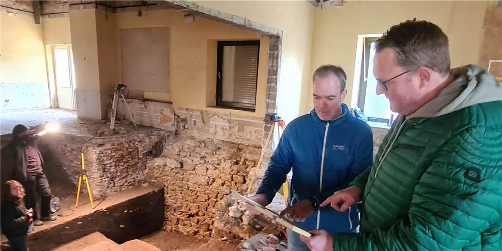 Mit Video: Warum die Pläne für die Burgschänke ganz neu gedacht werden Jürgen Lammers (l.) und Markus Jasper vom Trägerverein Landesburg Nienborg nehmen den Grabungsplan in Augenschein.