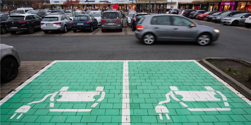 Castrop-Rauxel soll bald kostenlose E-Auto-Parkplätze bekommen Kostenlose Parkplätze für Elektroautos soll es bald in Castrop-Rauxel geben. In einem zweiten Schritt auch mit Ladesäulen. Wie viele Parkplätze und wo sie liegen sollen, ist noch offen. (Symbolbild)
