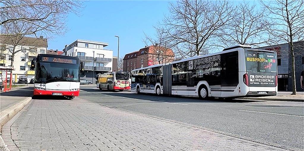 Aufregung am Busbahnhof am Rewe: Passant prallt vor Linienbus Am Dienstag wurden Polizei und Rettungsdienst erneut am Busbahnhof gebraucht, diesmal war aber ein Verkehrsunfall nicht der Grund.
