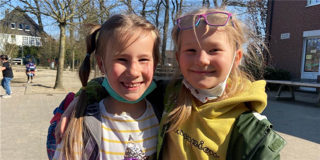 Flüchtlingsmädchen Myroslava (6) kann wieder lachen - in ihrer neuen ersten Klasse Flüchtlingsmädchen Myroslava (6) kann wieder lachen - in ihrer neuen ersten Klasse