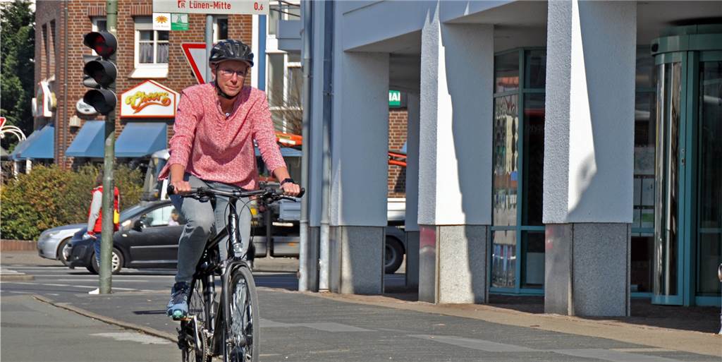 Fahrradpendlerin zwischen Lünen und Selm: „Kleidung ist entscheidend“ Bei schönem Wetter und mit steigenden Temperaturen macht der Weg zur Arbeit mit dem Fahrrad noch mehr Spaß. Iris Ehrke ist als Pendlerin zwischen Lünen und Selm aber auch im Winter unterwegs.