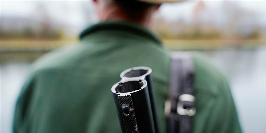 Roland Schulte: Kreis Borken „schon ein bisschen vom Wolf umzingelt“ Ein Jäger steht mit seinem Gewehr in einem Jagdrevier. (Symbolbild)