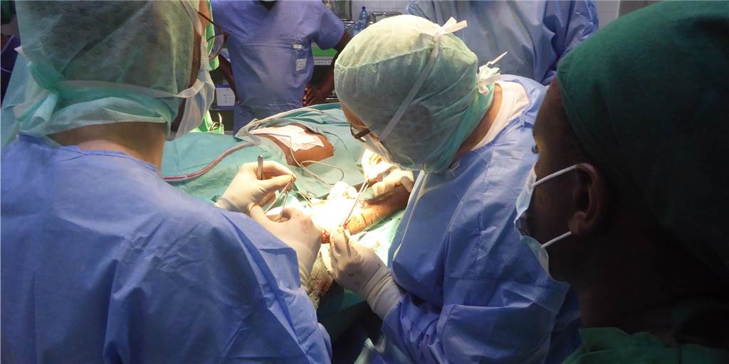 Sie sind die letzte Hoffnung: Mediziner helfen Brandopfern in Uganda Das Team hat an neun Tagen 54 Operationen an 38 Patienten durchgeführt.