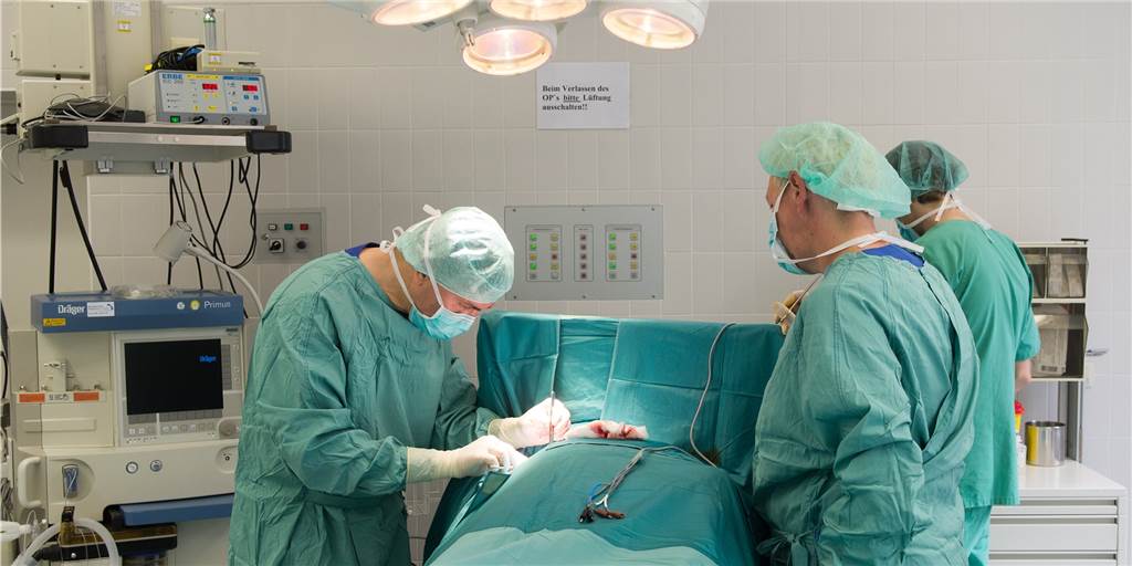 Personalnotstand wegen Corona: Krankenhäuser können sich Ärzte leihen Krankenhäuser mit Personalengpässen können sich über Agenturen Honorarärzte vermitteln lassen,