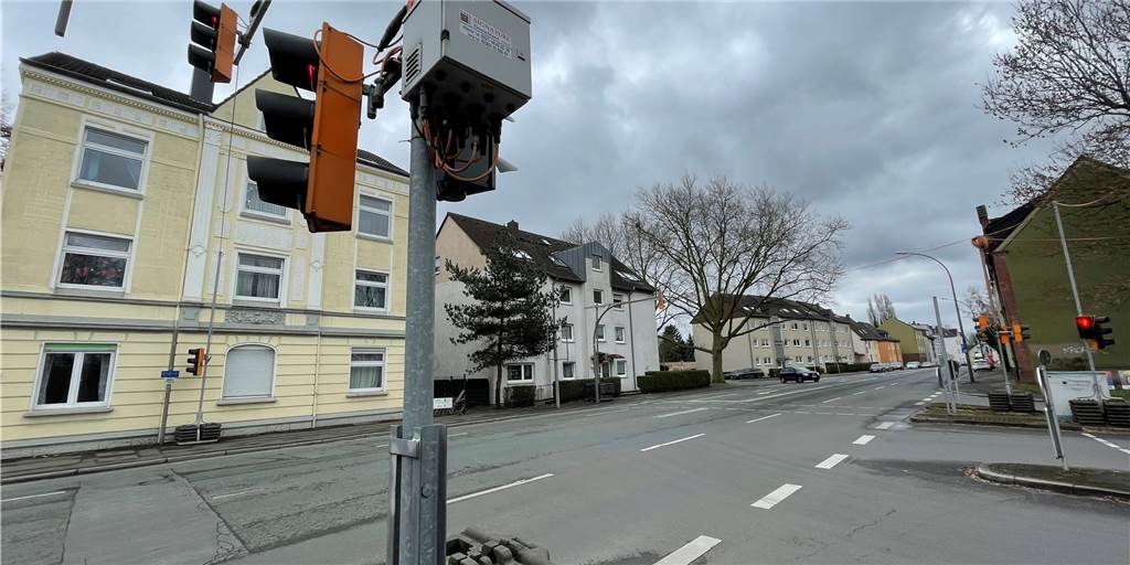 Das Provisorium ist hier Dauerzustand: Die Abfahrt der A40 trifft in Lütgendortmund auf die B235. An der Kreuzung steht seit Jahren eine Baustellenampel.