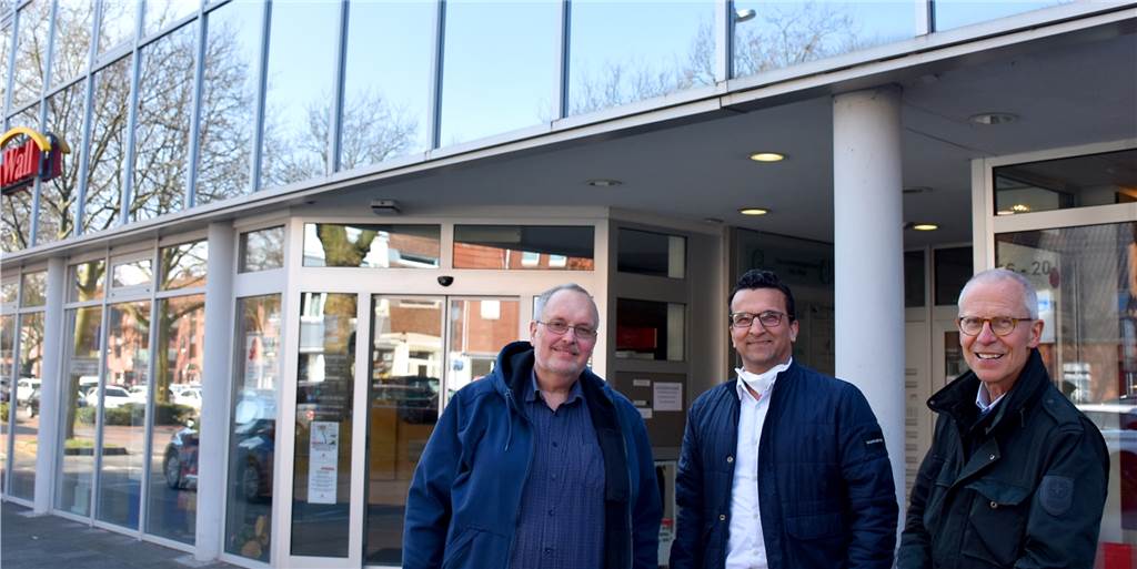 Drei Hausärzte ziehen mit 3000 Patienten in neue Praxis an der Wallstraße Dr. Gerald Storcks (56), Dr. Khalil Malyar (45) und Dr. Dr. Nikolaus Balbach (71, v.l.) eröffnen gemeinsam eine neue Praxis an der Wallstraße. Ihre alten Praxisräume, die einander in der Kreuzstraße gegenüber lagen, seien nicht mehr zeitgemäß, sagen die drei Mediziner.