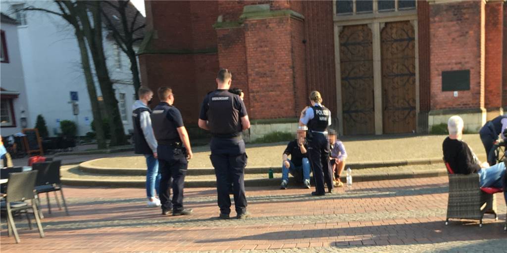 Krawall auf dem Marktplatz: Straßenmusiker haben „Grenze überschritten“ Das Ordnungsamt musste die Polizei als Verstärkung dazurufen.
