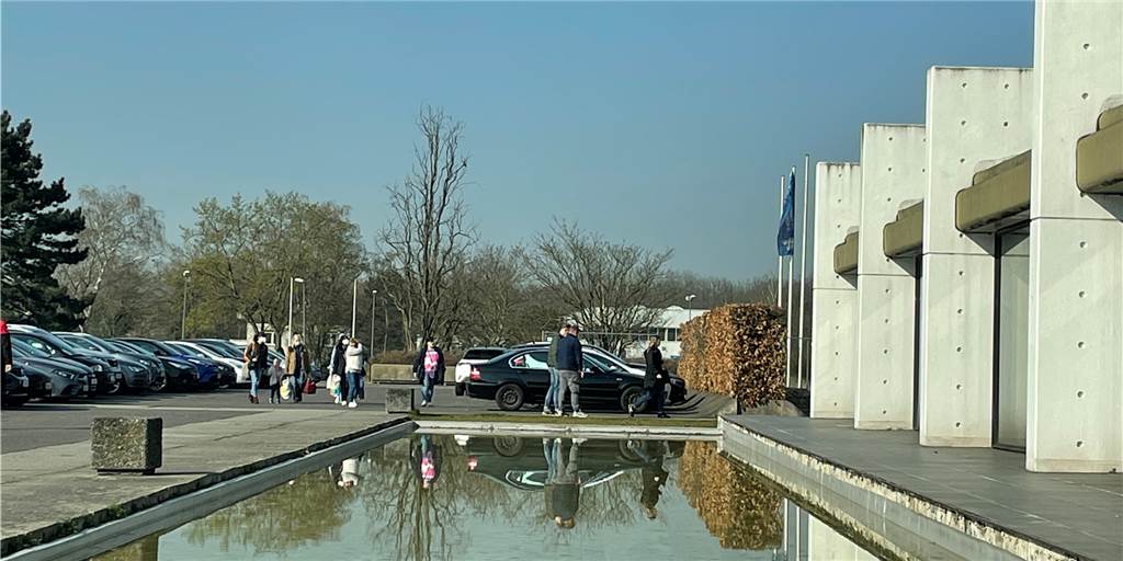 Corona, Grippe, Ukraine: Woche voller Sorgen im Bürgerbüro Castrop-Rauxel Donnerstag am Rathaus: Geflüchtete aus der Ukraine kommen von der Bushaltestelle am Hallenbad, um sich in Castrop-Rauxel anzumelden.
