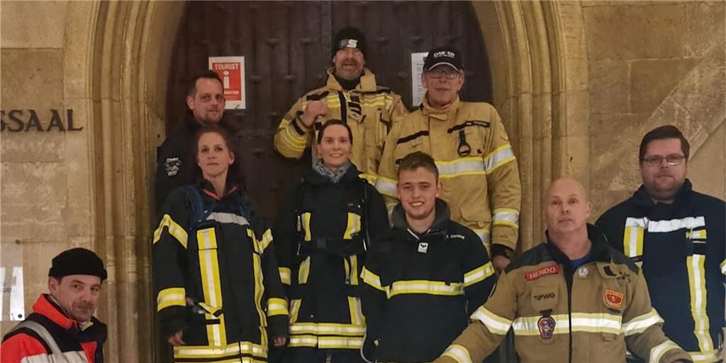 Marsch für den Frieden: Feuerwehrmänner setzen Ausrufezeichen Die Wehrkameraden um Stephan Lendring (obere Reihe rechts) erreichten nach einem Zehn-Stunden-Marsch das/den Rathaus/Friedensaal in Münster.
