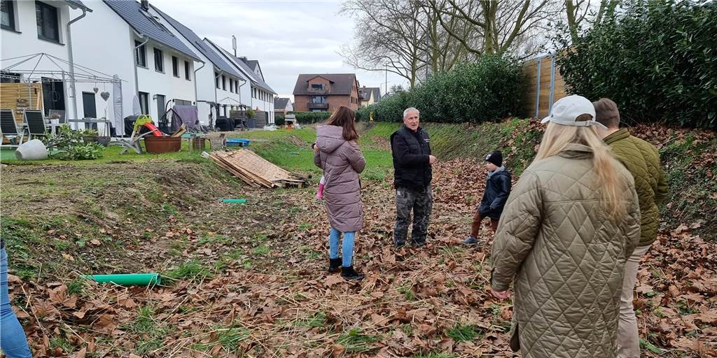 Familie Bonau und ihr (Alb-)Traum von der Doppelhaushälfte in Castrop-Rauxel Da, wo auf diesem Bild die Eigentümer-Familien stehen, ist eigentlich ihr Garten. Doch ein Rohr lässt hier das Wasser von den Dächern der Reihenhäuser ab. So war das nicht besprochen, sagen einige der Bewohner.