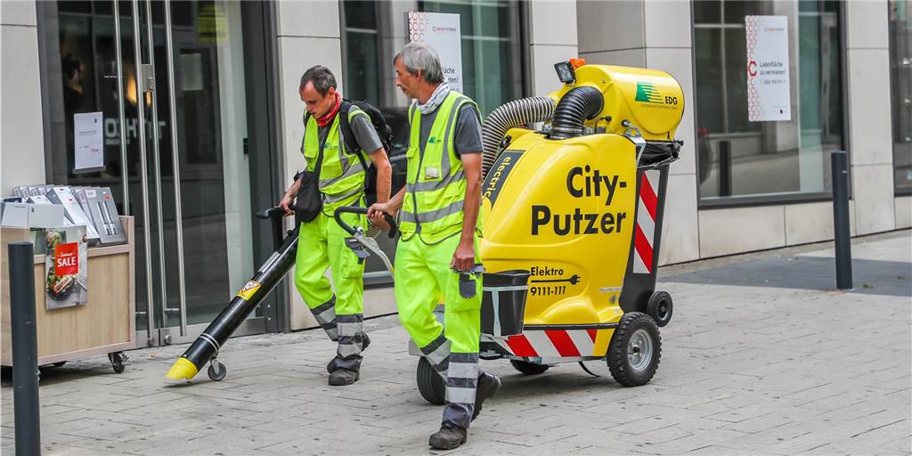 Hochgiftige Zigarettenfilter: So will die EDG sie von der Straße bekommen Die City-Putzer in der Innenstadt sind nur eine Maßnahme im Kampf gegen das Wegwerfen von Zigarettenkippen.