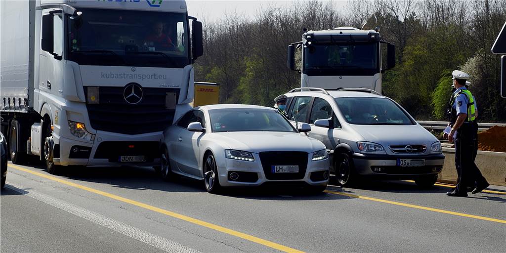 LKW-Unfall auf der A1 vor dem Kamener Kreuz Ein LKW mit litauischem Kennzeichen fuhr auf einen Audi aus dem Kreis Coesfeld auf.
