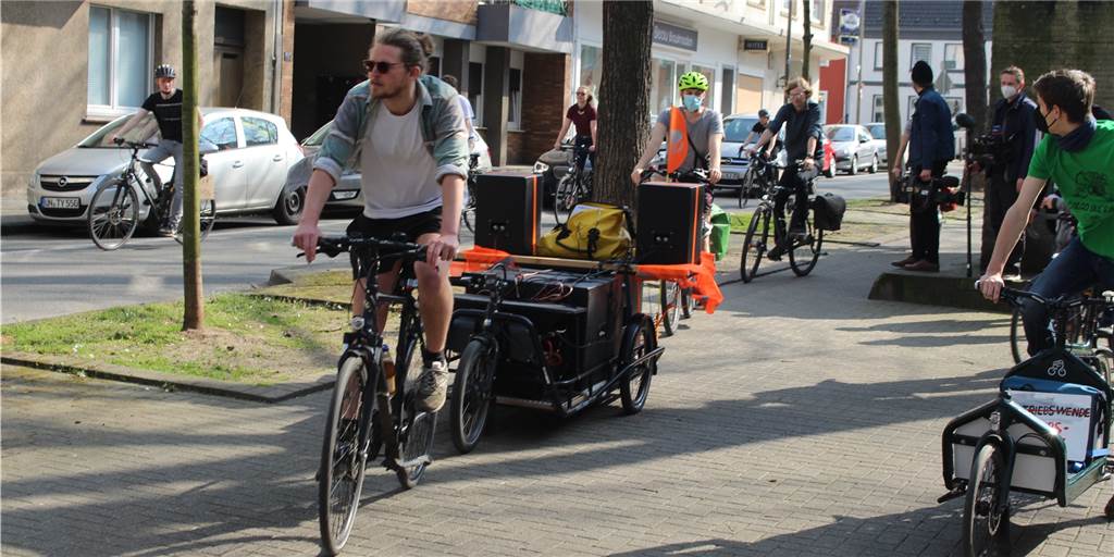 In der Meile starteten die Klimaschützer mit ihrer Fahrrad-Demo in Richtung Innenstadt.