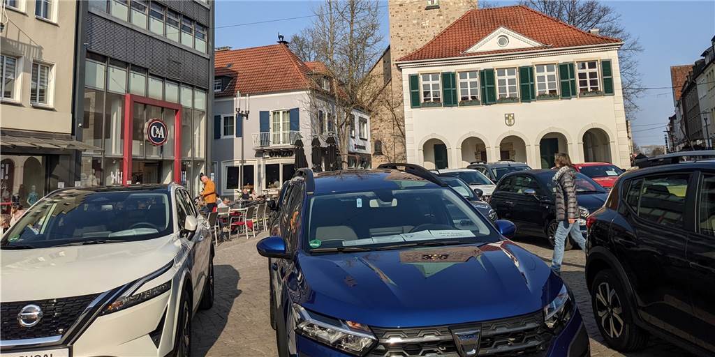Verkaufsoffener Sonntag in Dorsten: Verdi-Eilantrag abgeschmettert Autos auf dem Marktplatz in Dorsten bei "Dorsten is(s)t mobil"
