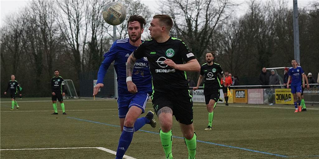 Holzwickedes U23 setzt im nächsten Sechs-Punkte-Spiel auf Teamgeist Holzwickedes Stefan Becker (r.) - hier im Laufduell mit Massens Janos Dahl - muss nach seinem Platzverweis am Sonntag nun gegen die DJK/ETuS gegen Schwerte pausieren.
