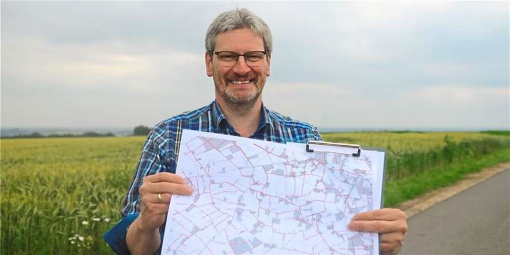 Wirtschaftswege in Heek: Längst mehr als nur Trecker-Pisten Christoph Hessel, Landwirt aus Legden, arbeitet für die Landwirtschaftskammer NRW und hilft Kommunen (Foto: Schöppingen) bei der Erstellung eines landwirtschaftlichen Wegekonzeptes.