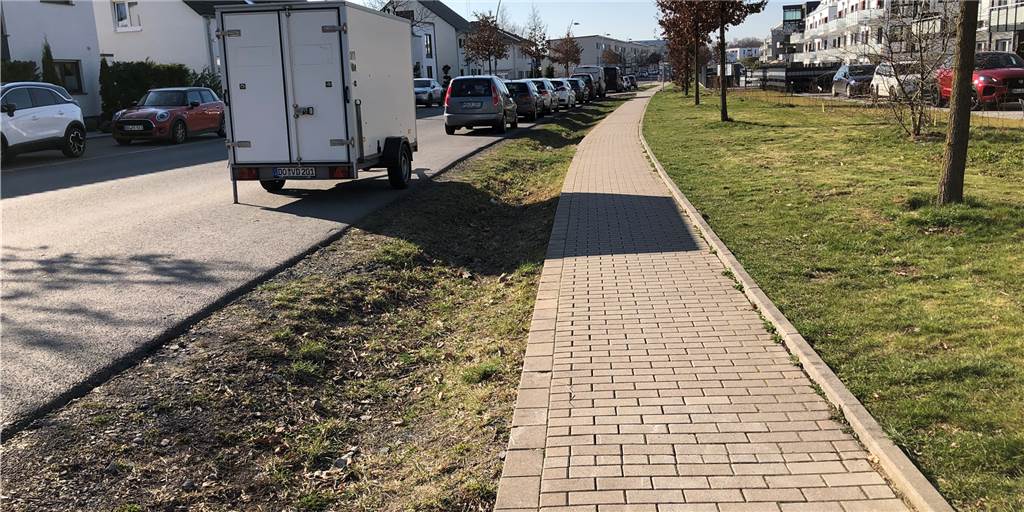 Gefährlicher Schulweg auf Hohenbuschei: Stadt sieht sich nicht zuständig Dieser Weg neben der Hohenbuschei-Allee sei zu schmal für radfahrende Schulkinder, sagt Ruth Arends. Die Stadt sieht sich nicht in der Verantwortung, für Ersatz zu sorgen