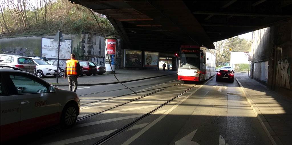 Auffällige Schäden an Bahn-Leitungen in Dortmund – DSW21 erklärt Ursachen Mehr als eine Stunde lang konnte die Strecke der U44 zwischen der Haltestelle Geschwister-Scholl-Straße und der Westfalenhütte am Montagmorgen (21.3.) nicht befahren werden.