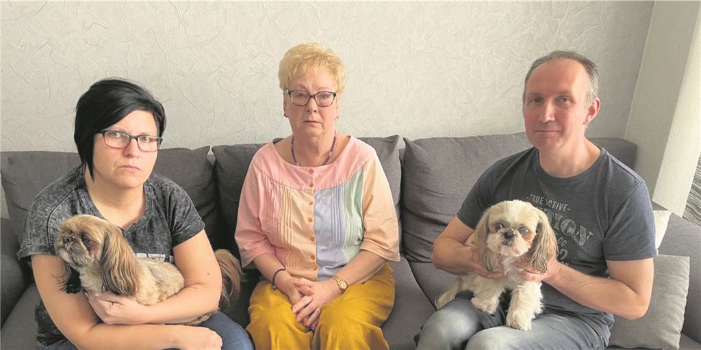 Familie Jansen sitzt bald auf der Straße – mit drei Kindern ins Hertener Obdachlosenasyl Aneta Jansen (46) mit Shih Tzu-Hündin Ronja, Nachbarin Karin Gebauer (65) und Thomas Jansen (51) mit Hündin Daisy. Sie sitzen auf der Wohnzimmer-Couch in der Wohnung an der Pankower Straße 20. Am 29.3. muss die Familie Jansen, zu der noch Tochter Michelle (12), der geistig behinderte Sohn Dustin (20) und Sohn Jan (21) gehören, dort ausziehen und in die städtische Obdachlosenunterkunft.