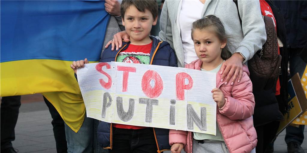 Tränen bei Ukraine-Demo in Lünen: „Landsleute wünschen sich nur Frieden“ Stop Putin - eine Nachricht an den russischen Präsidenten hielten diese Kinder bei der Friedensdemo vor dem Lüner Rathaus in den Händen.