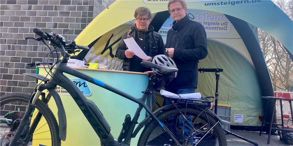 Video: So macht man das Fahrrad frühlingsfit für die Straße Auch Umweltdezernent Ludger Wilde (r.) ließ sein Fahrrad vom Experten Carsten Elkmann checken.