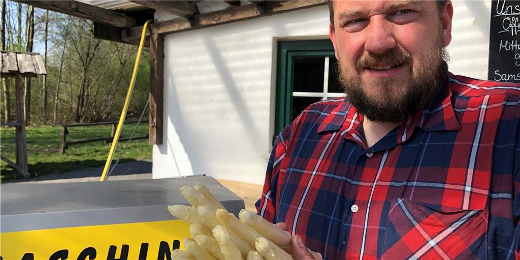 Spargel aus Castrop-Rauxel ab sofort im Verkauf – und das Ende März Jan Menken, Chef auf Hof Menken, präsentiert seinen ersten Spargel der Saison, den er seit Donnerstag (24.3.) in seinem Hofladen verkauft.