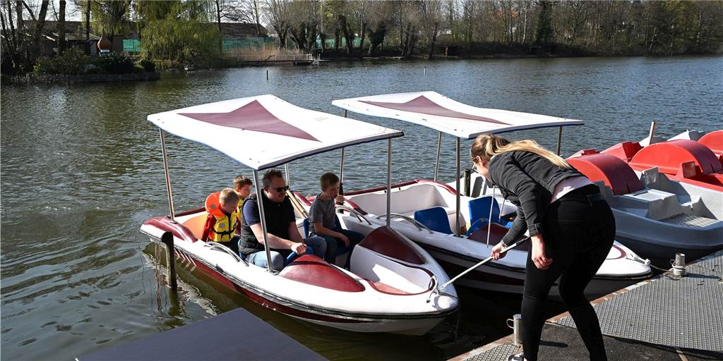 Tretbootverleih am Cappenberger See geöffnet: Neu sind zwei Elektroboote Die ersten Gäste haben den Test gemacht: Der Tretbootverleih am Cappenberger See vermietet auch zwei Elektroboote.