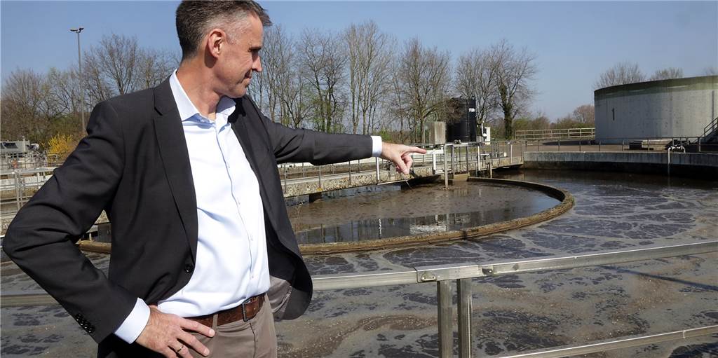 Mit Video: Milliarden kleinster „Mitarbeiter“ reinigen das Abwasser in Haltern Christof Illigen erläutert die Arbeitsweise der Kläranlage Haltern-West.