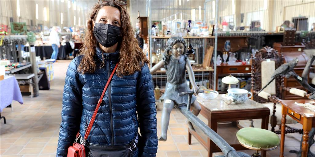 Antikmarkt: Stephanie Kleingries freut sich über erfolgreiches Comeback Veranstalterin Stephanie Kleingries in der Kaue von Fürst Leopold in Dorsten vor den Ständen des Antikmarkts.