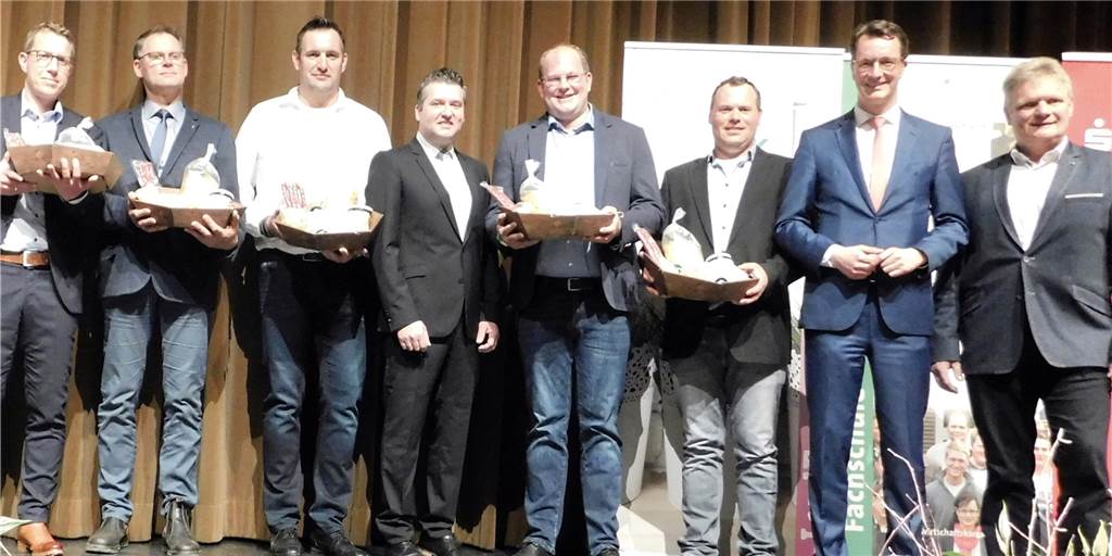 Fest der Landwirtschaft: Hendrik Wüst zeichnet auch Ahauser Landwirt aus Ministerpräsident Hendrik Wüst (2.v.r.) zeichnet für den Einsatz bei der Flutkatastrophe stellvertretend fünf Landwirte aus dem Kreis Borken aus.