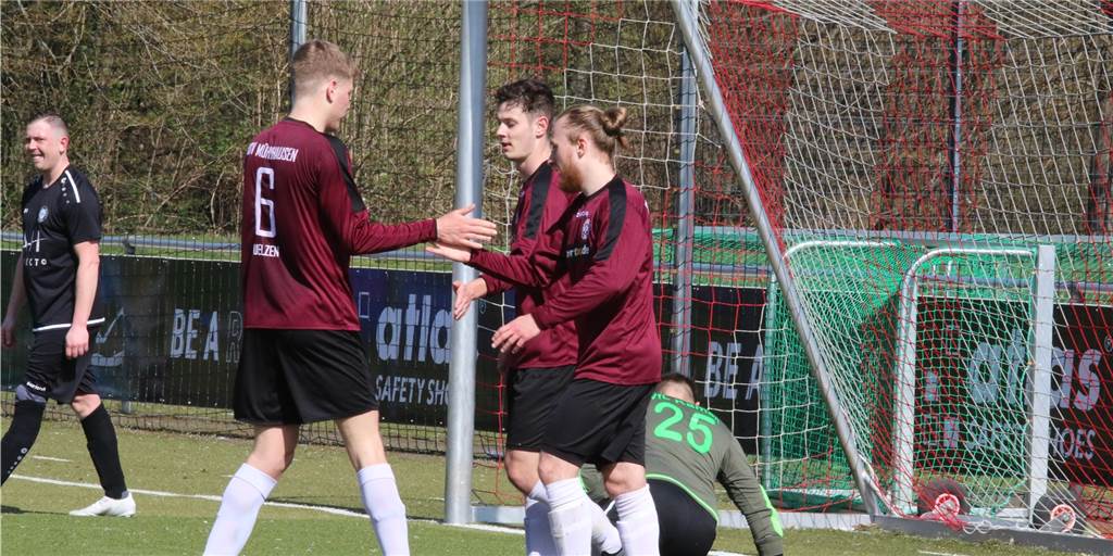 Der Mäkler-Effekt: SSV-Reserve fertigt den VfL Kamen II mit 9:1 ab Nächster Treffer für den SSV Mühlhausen II: Lars Schmidt trifft zum 4:0 und nimmt die Gratulationen von Jakob Stiftel (vorne) und Yannick Maßmann entgegen.