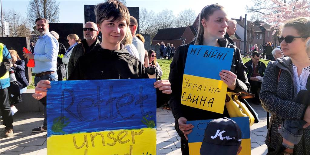 Mit Video: Ukrainischer Sirenenalarm lässt Ahauser für Moment erstarren Etliche Ukrainer haben am Sonntag an der Kundgebung gegen den Krieg in ihrer Heimat teilgenommen, zum Beispiel Alla Rozhko (r.) mit ihrer Familie, die aus Ternopil nach Ahaus geflohen ist.