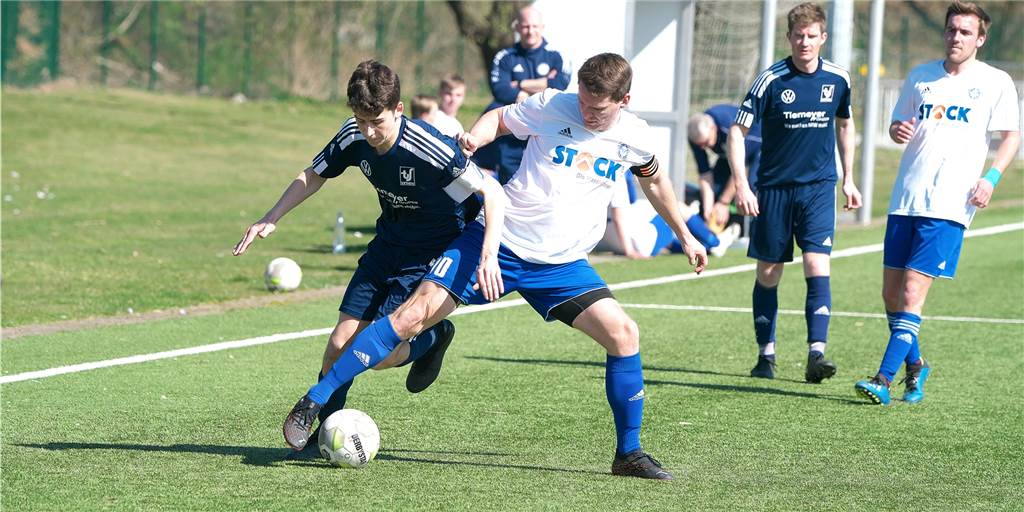 Acht Tore, eine unbelohnte Aufholjagd und ein überraschender Einsatz im Derby Die Kapitäne unter sich: Sythens Felix Kuhlmann (l.) im Duell mit Matthias Kilian vom ETuS Haltern.