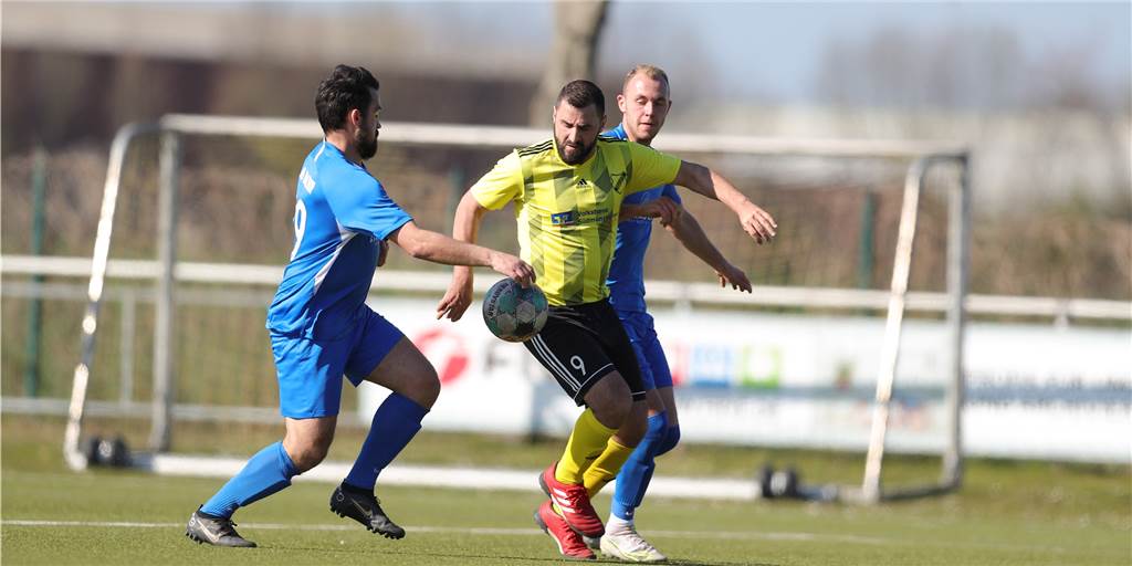 Westfalia Vinnum feiert trotz schlechter Voraussetzungen Kantersieg – 7:1 über VfB Waltrop Fatih Cengiz (2.v.l.) erzielte für Westfalia Vinnum einen von sieben Treffern.