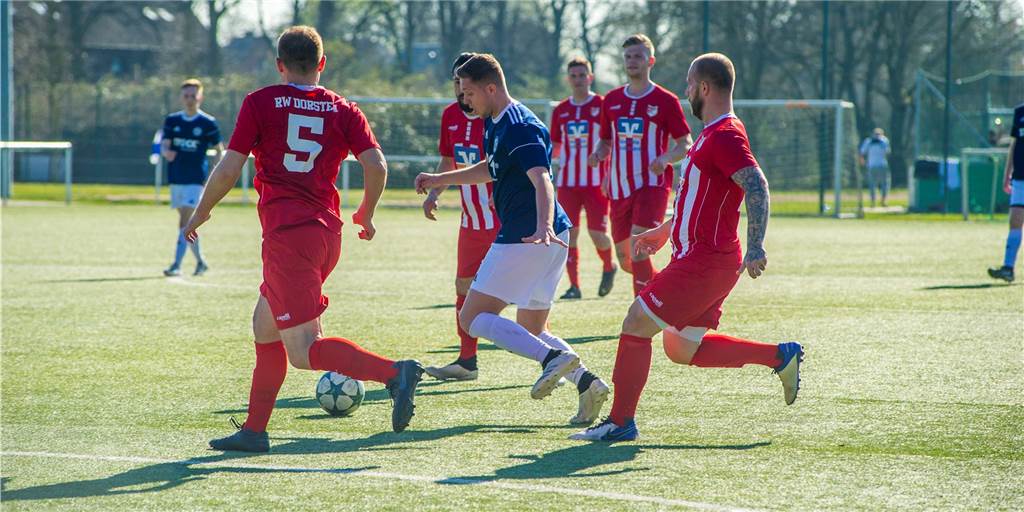 „Eines unserer schlechteren Spiele“: ETuS Haltern macht es unnötig spannend Malte Powierski (M.) und der ETuS Haltern machten es gegen RW Dorsten unnötig spannend.