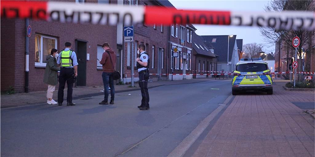 52-jährige Frau droht mit Messer – Polizeibeamter schießt ihr ins Bein Bei einem Polizeieinsatz auf der Neustraße in Rhede sind am Sonntagabend Schüsse gefallen. Die Polizei sperrte den Ort des Geschehens ab.