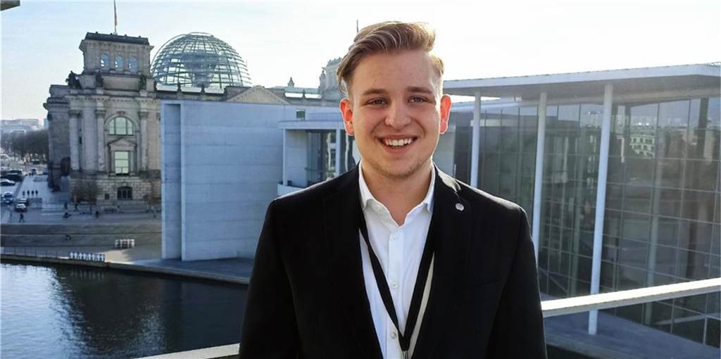 Tim Stohlmann steht vor dem Bundestag