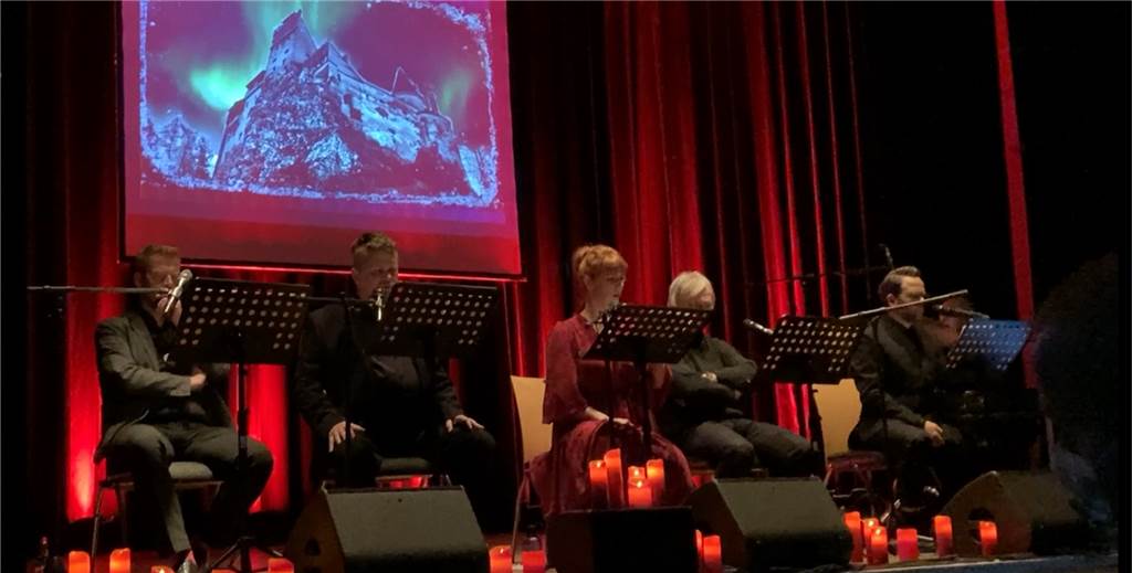Dracula in Selm: Christoph Tiemann in atmosphärischer Lesung Zur Dracula-Lesung ist der große Saal im Selmer Bürgerhaus mit roten Kerzen ausgeschmückt. Auch Licht und Sound tragen viel zu der gruseligen Atmosphäre bei.