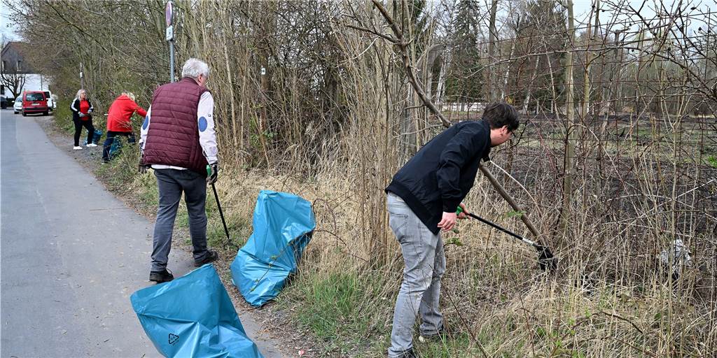 Frühjahrsputz in Lünen: Freiwillige sammeln fast drei Tonnen wilden Müll An 14 Sammelstellen haben die rund 250 Teilnehmer am Sonntag wilden Müll aus der Natur und von der Straße entfernt. Fast drei Tonnen sind dabei am Ende zusammengekommen.