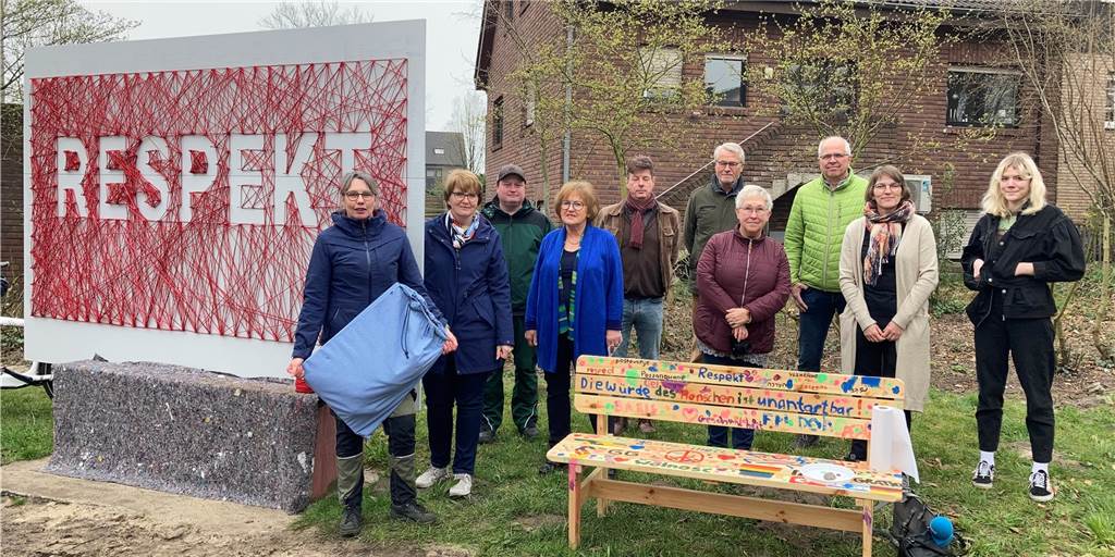 Respekt: Brigitte Stüwe zieht alle Fäden am Dorstener Kunstwerk neu (mit Video) Künstlerin Brigitte Stüwe, Stellvertretende Bürgermeisterin Christel Briefs und Akteure aus dem Stadtsfeld zwischen Respekt-Kunstwerk und Toleranzbank.