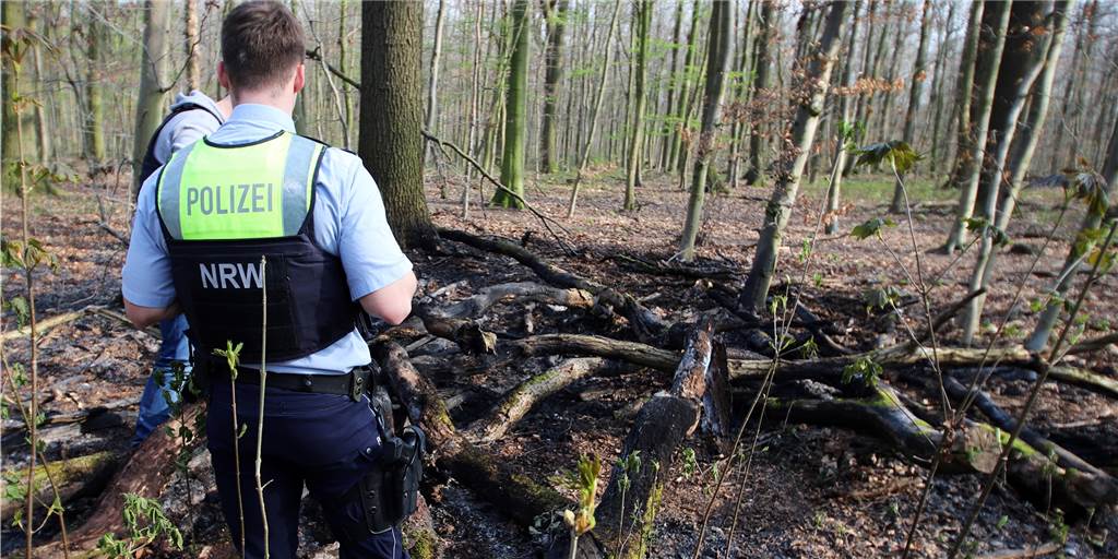 Waldbrand-Gefahr in Lünen und Selm: „Funke reicht für ein Inferno“ Polizisten suchten nach dem Feuer im Cappenberger Wald am Montag, 28. März, nach Spuren.