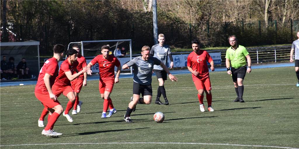 BV Brambauer setzt dickes Ausrufezeichen im Abstiegskampf: „Jetzt haben es hier alle verstanden“ Der BV Brambauer um Dennis Stolzenhoff (M.) gewann am Sonntag das wichtige Duell mit dem TSC Kamen.