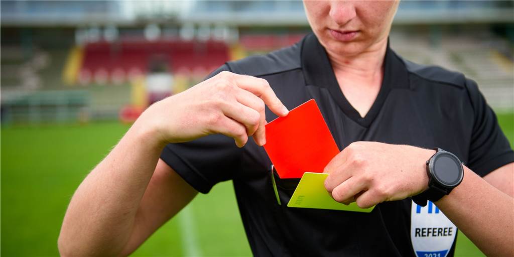 Eingewechselt, Elfer verursacht, Schiri angerempelt: Kreisliga-Kicker ein halbes Jahr gesperrt Weil er den Schiedsrichter angerempelt hatte, sah jetzt ein Kreisliga-Spieler die Rote Karte.