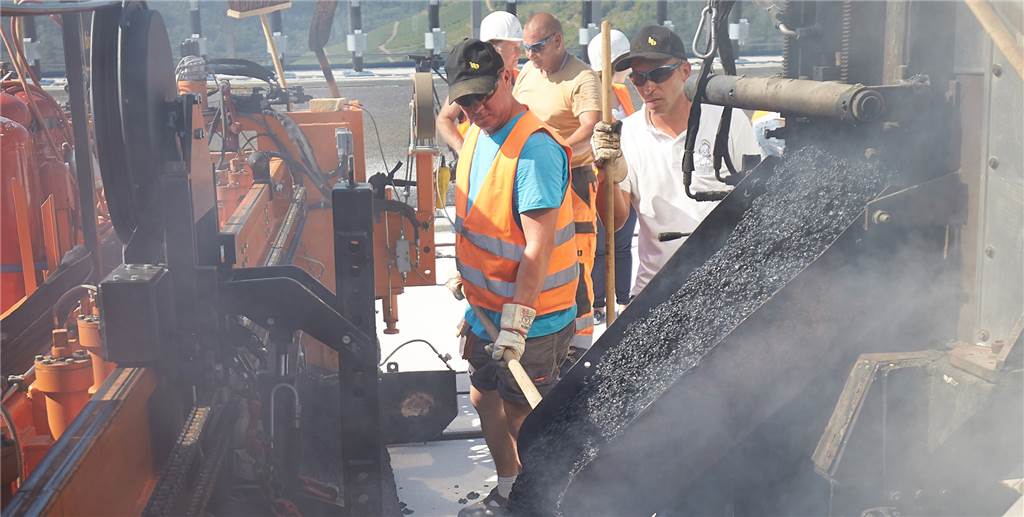 Teurer Straßenendausbau für Anlieger: Jetzt fallen die Entscheidungen Rücken die Baumaschinen an und eine Straße wird endausgebaut, wird es in der Regel für die Anwohner teuer.