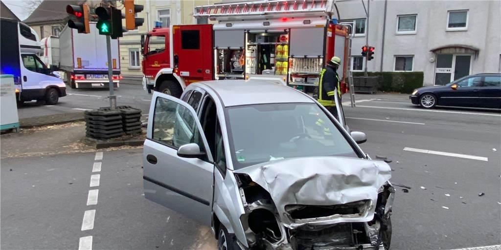 Direkt an einer Abfahrt der A40 in Dortmund hat es am Dienstagmorgen heftig gekracht.