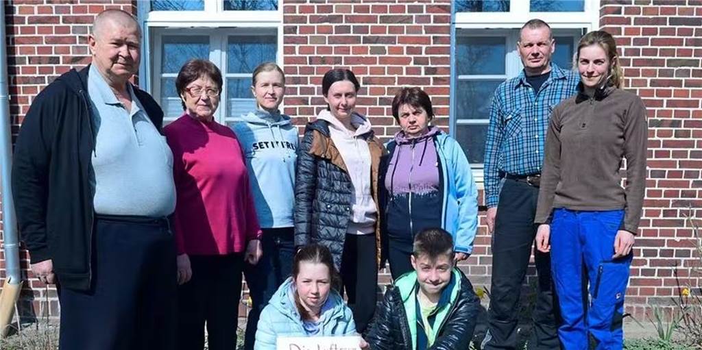 Ukrainer in Sicherheit in Schöppingen: Die Angst ist der Wut gewichen Franziska Halsbenning (r.) und ihr Vater Rudolf (2.v.r.) mit den Gästen aus der Ukraine. Die sind von dem überzeugt, was auch auf ihrem Schild steht: „Der Luftraum über der Ukraine muss geschlossen werden.“