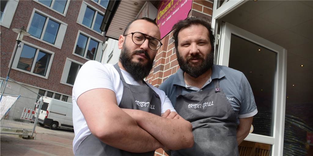 Sperrung Domhof-Durchfahrt: Gastronom fürchtet um sein Geschäft Ärgern sich über die Pläne der Verwaltung: Orient-Grill-Betreiber Mustafa Burak Gür (l.) und Mitarbeiter Engin Simsek.